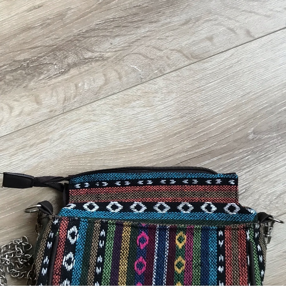 Beautiful woven Himalayan cross body purse with removable chain strap . - Picture 6 of 7
